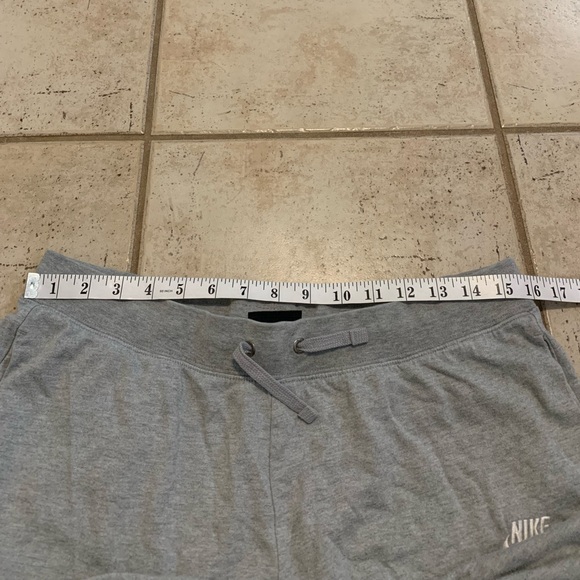 Nike Gray Cropped Cuffed Sweatpants Capris Joggers Size Large (L) - Picture 8 of 10